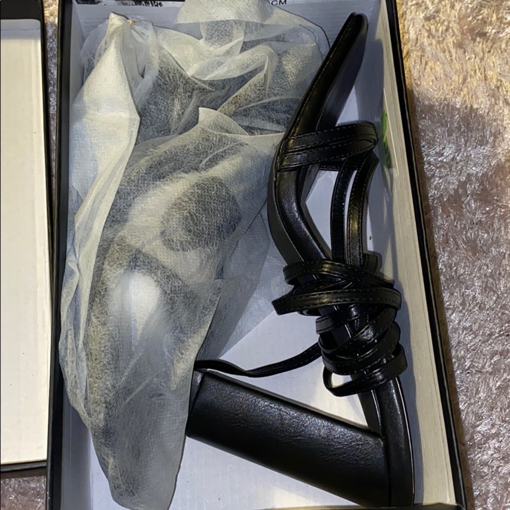 Black holographic heels